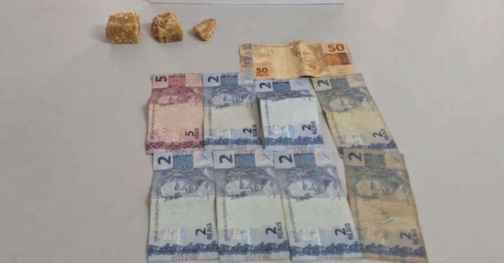 Suspeito foge da polícia, mas é preso com droga no Humberto Salvador
