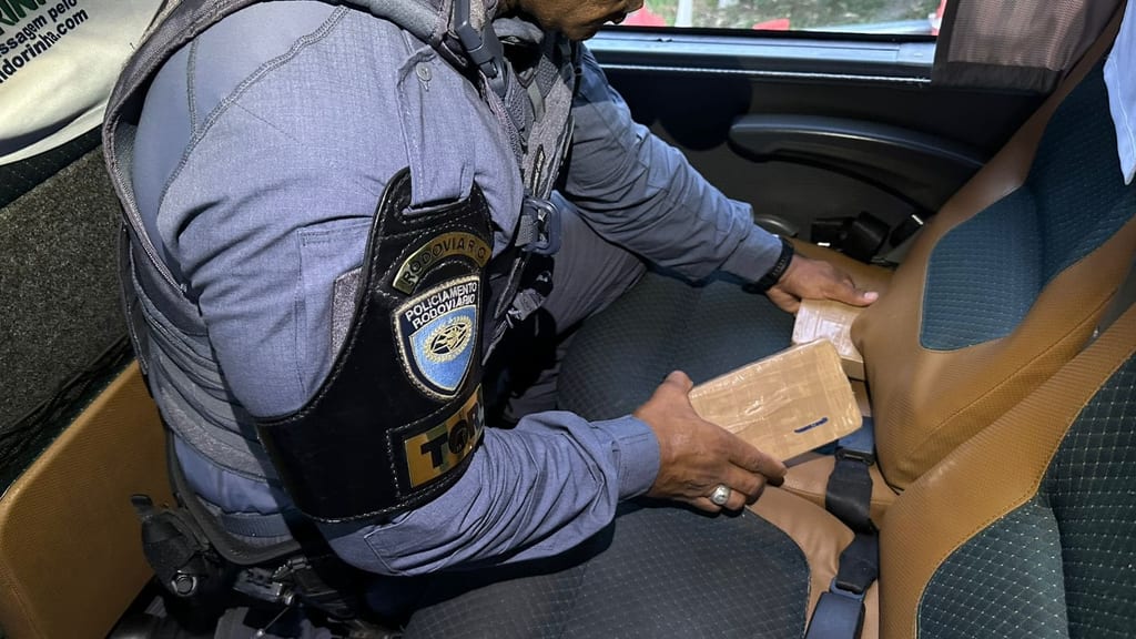 Boliviano de 18 anos é preso com mais de 2 kg de cocaína em ônibus