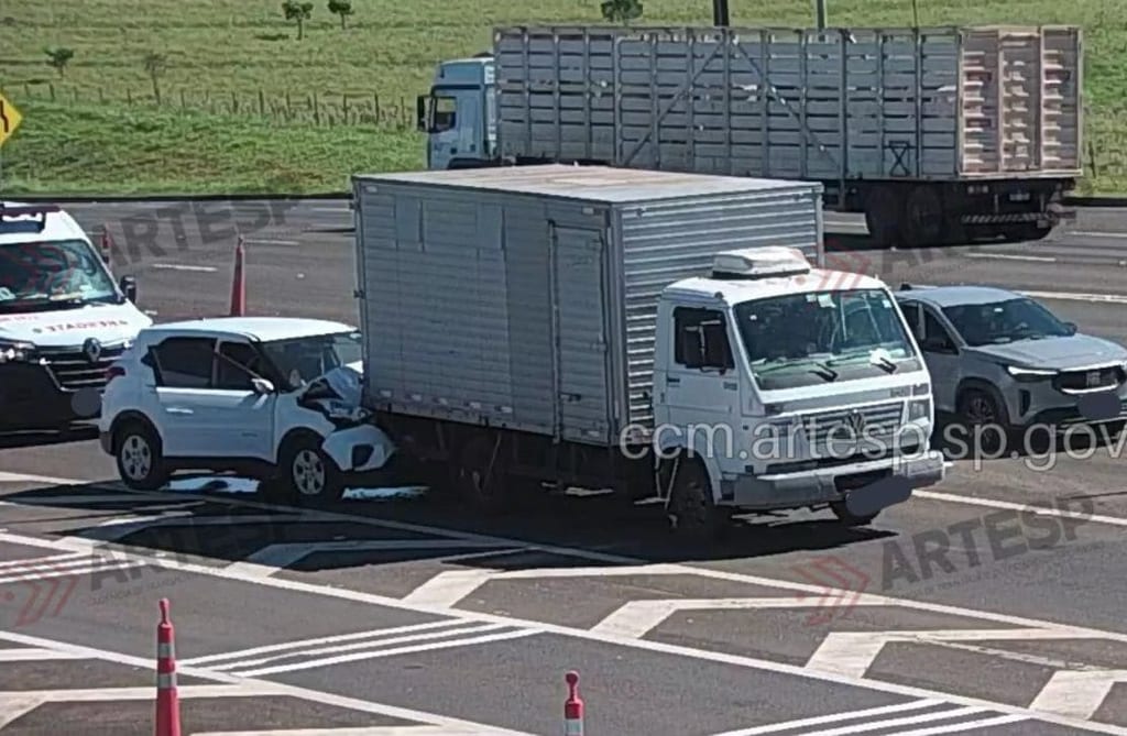 Colisão traseira entre veículos deixa um ferido grave em pedágio na Raposo Tavares