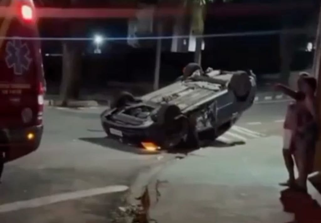Carro capota após bater em caçamba na Avenida Paulo Marcondes, em Prudente