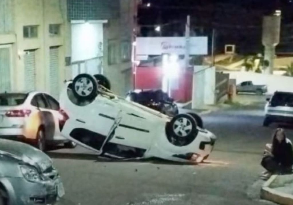 Motorista perde o controle e carro capota no Jardim Bongiovani, em Prudente