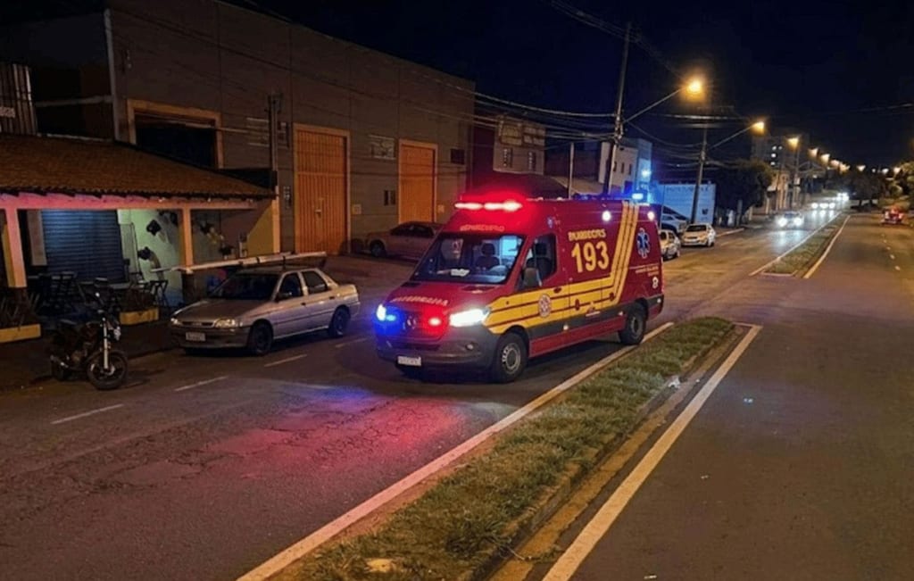 Motorista foge após atropelar motociclista na Avenida JK em Presidente Prudente