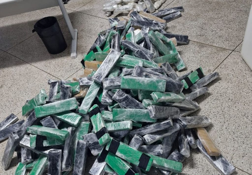 Motorista foge a 170 km/h e é preso com mais de 180 kg de drogas em Prudente