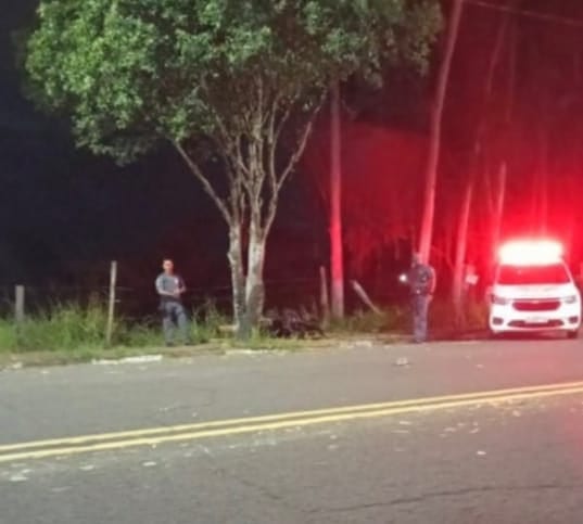 Mulher morre após bater moto em árvore no bairro Maré Mansa, em Prudente