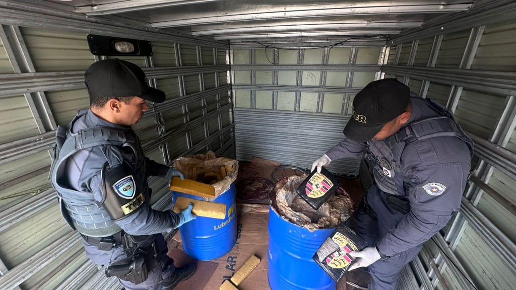 Motorista é preso com 195 kg de drogas escondidas em tonéis na Raposo Tavares