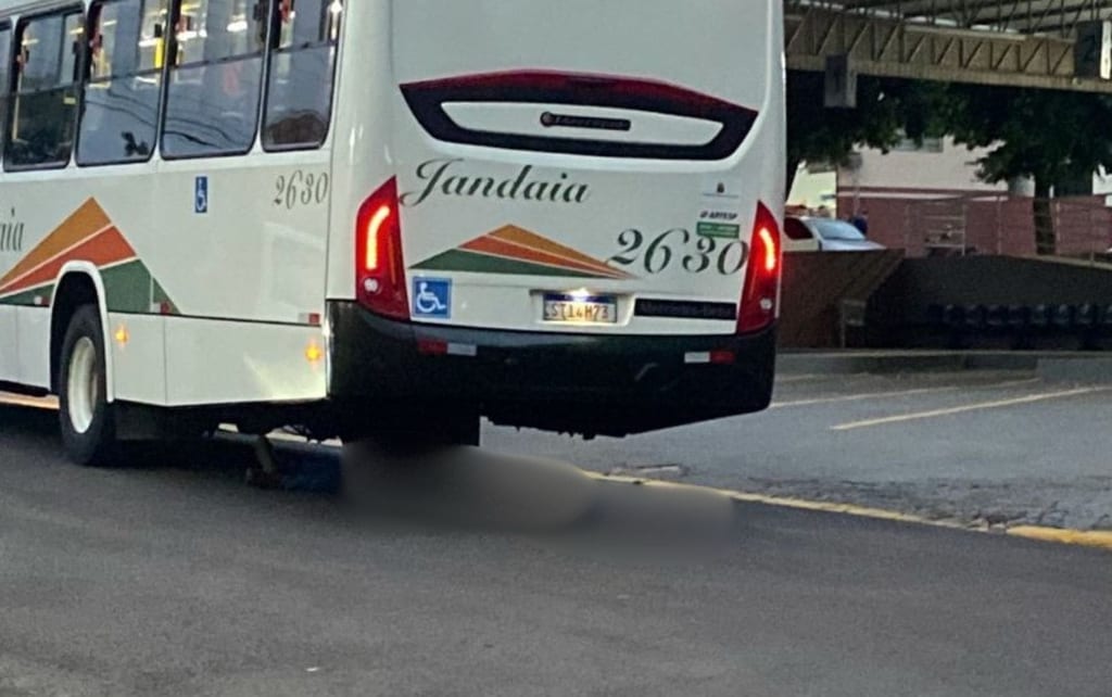Homem morre após ser atropelado por ônibus no Centro de Anhumas