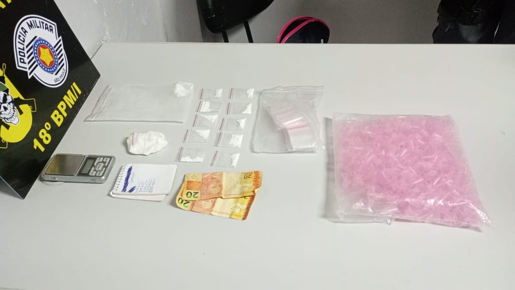 Denúncia leva PM a prender procurado com drogas e “kit do tráfico” em casa