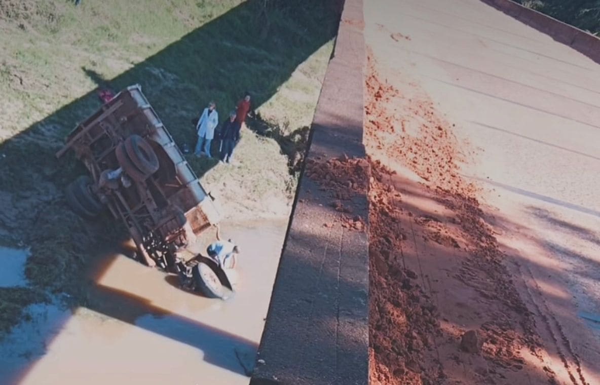 Motorista da Prefeitura morre após caminhão despencar de ponte em Emilianópolis