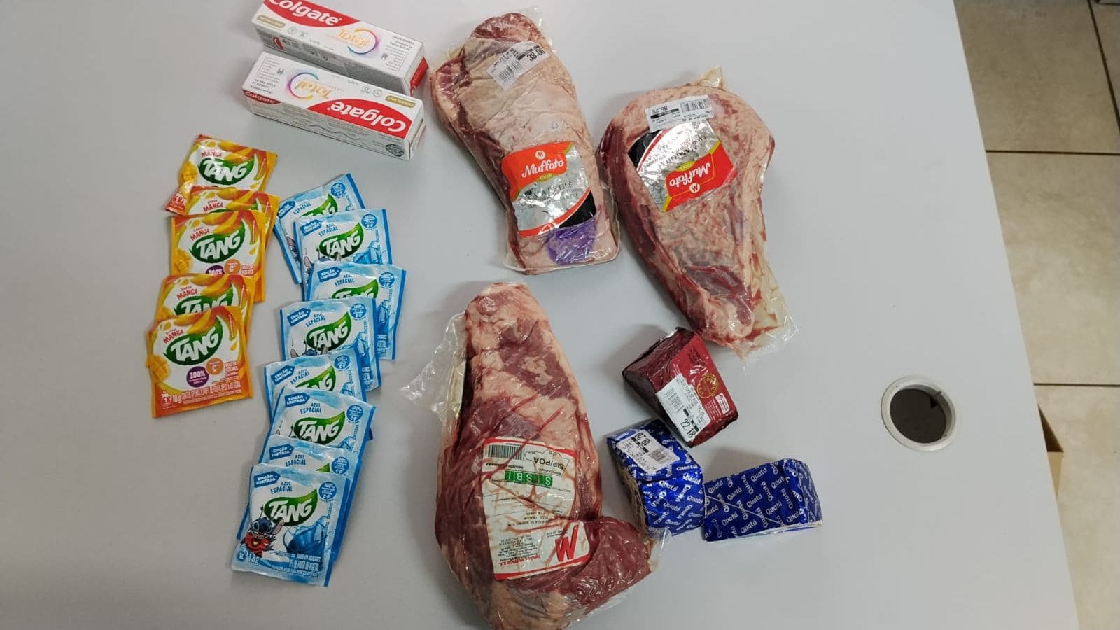 Homem é preso após furtar carnes, queijos e outros produtos de supermercado