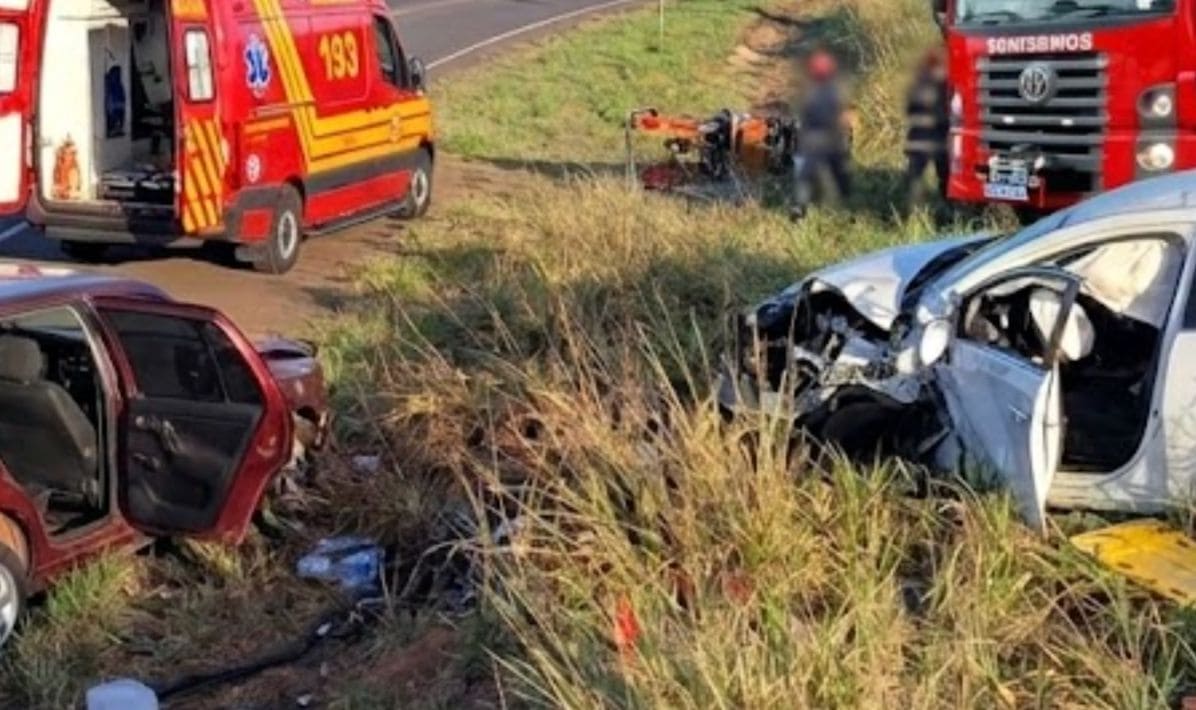 Colisão frontal na Rodovia Ângelo Rena termina com um morto e dois feridos, em Regente Feijó