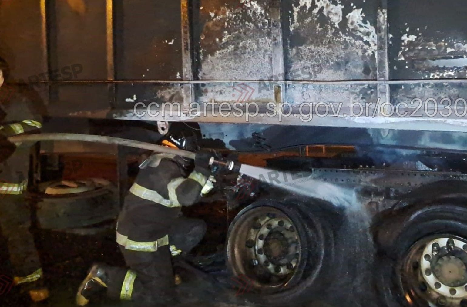 Carreta pega fogo na Raposo Tavares e mobiliza Corpo de Bombeiros