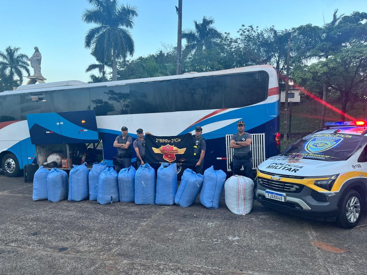 Polícia Rodoviária encontra 252 kg de folhas de coca e haxixe em ônibus