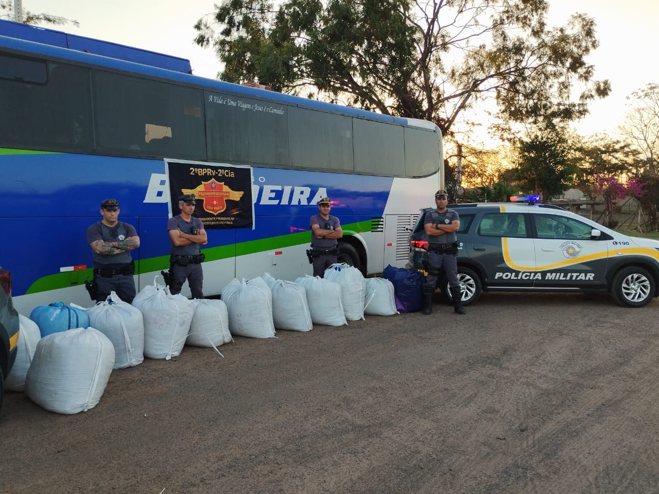 Mulher é presa com mais de 318 kg de folhas de coca em ônibus em Regente Feijó