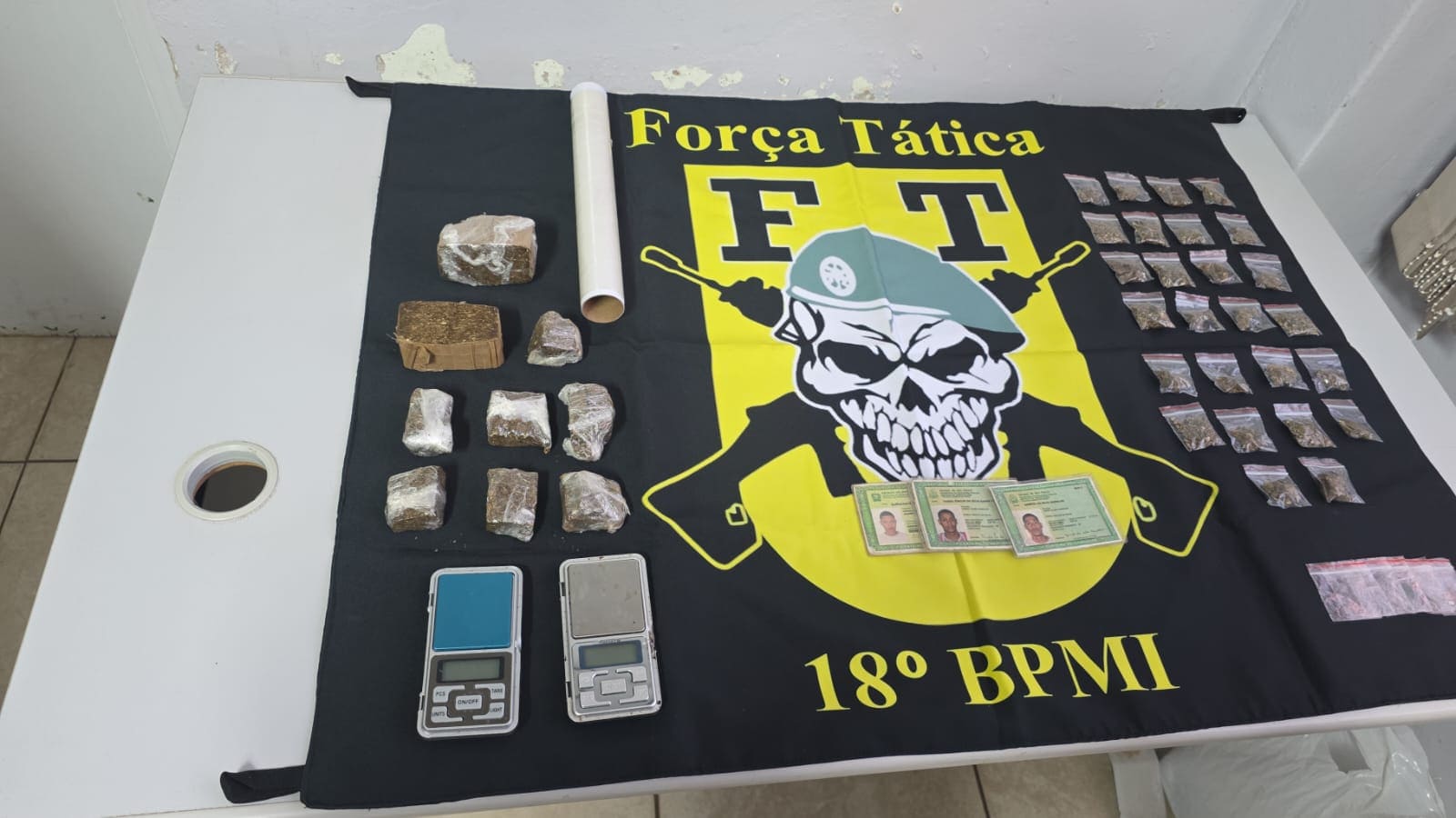 Jovem Ă© preso com quase 400g de maconha escondida no forro de banheiro
