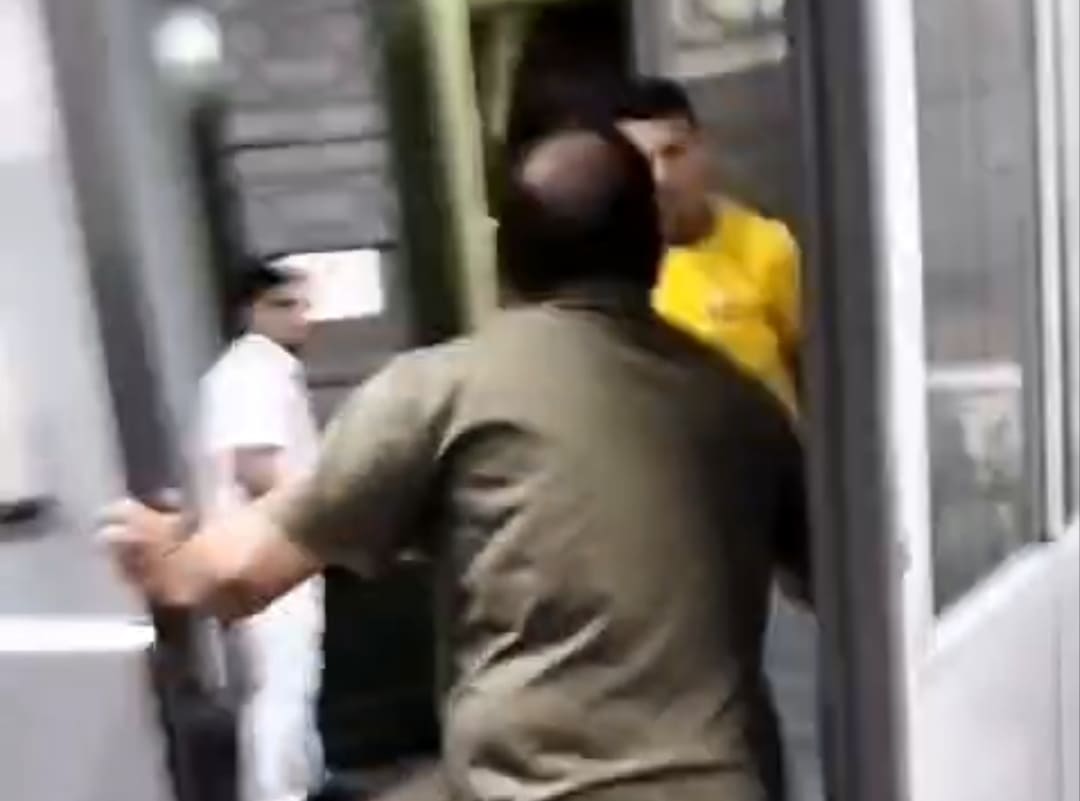 Aluno tenta agredir funcionário, estudantes reagem e briga termina na rua