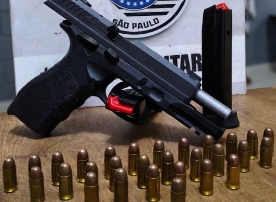 Homem agride namorada por enforcamento e é preso com pistola furtada