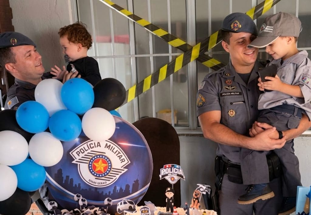 Aos 3 anos, Joaquim tem sonho realizado e recebe policiais de surpresa em sua festa