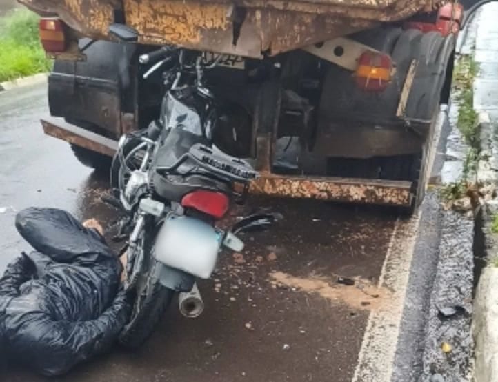 Motociclista fica ferido após bater em caminhão quebrado em Presidente Prudente