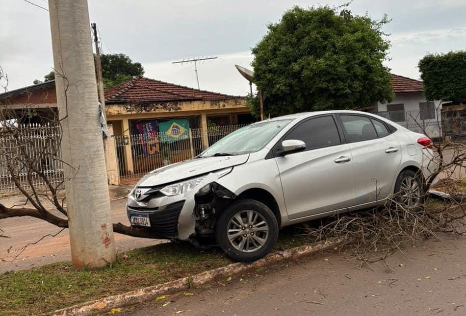 Carro atinge árvore e quase acerta poste em acidente próximo a escola