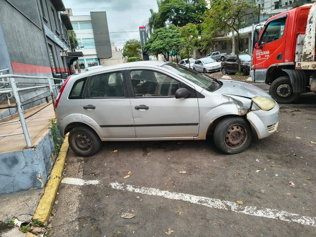 Homem é preso com carro furtado e diz que recebeu veículo de conhecido