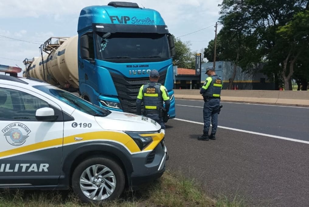Caminhão acumula R$ 1,6 mil em evasões de pedágio e motorista apresentou documento falso. Foto: PMR