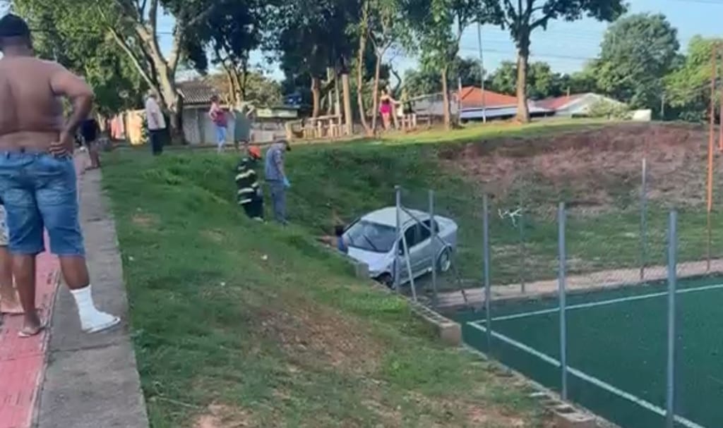Astra invade campo de futebol após motorista perder o controle do veículo. Foto: Oeste Cidade