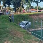 Astra invade campo de futebol após motorista perder o controle do veículo. Foto: Oeste Cidade