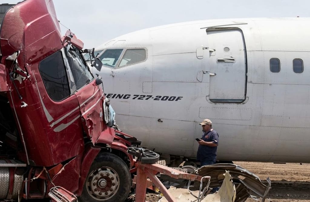 Mal súbito ao volante termina com carreta atingindo avião em posto de Regente Feijó. Foto: Defesa Civil